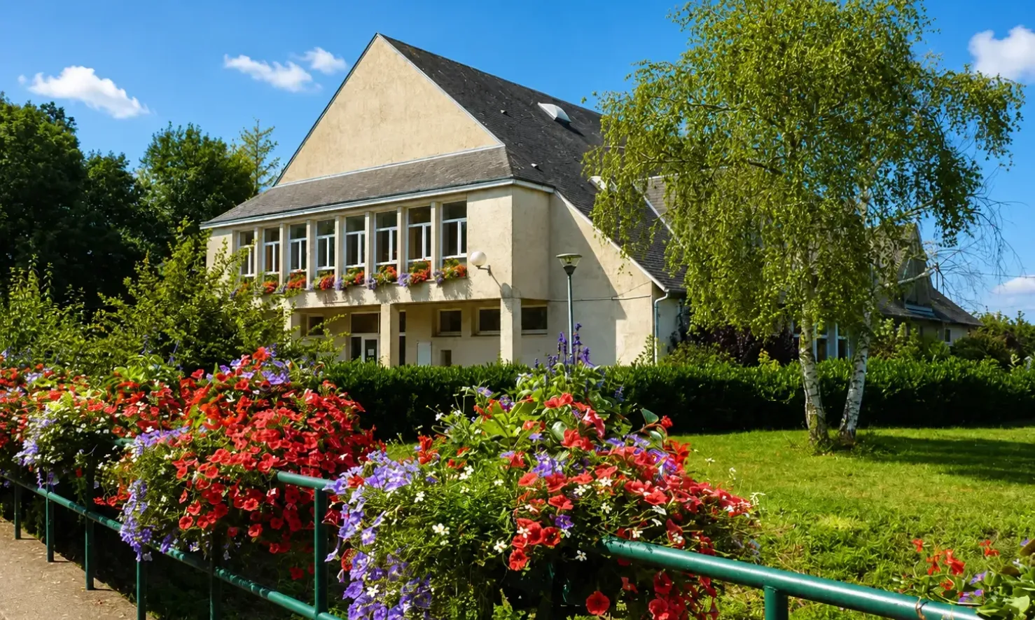 Façade fleurie salle des fêtes de Ladon
