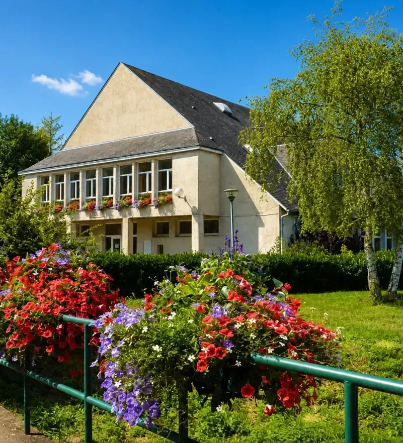 Façade fleurie salle des fêtes de Ladon
