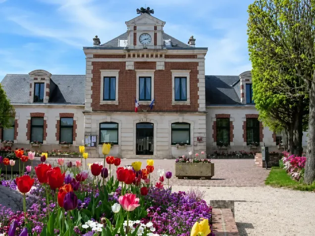 Façade fleurie entrée Mairie de Ladon